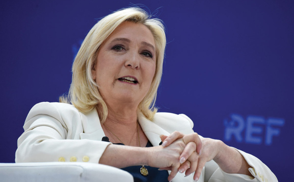 Présidentielle: Marine Le Pen suspend sa campagne "jusqu'à l'obtention des parrainages"