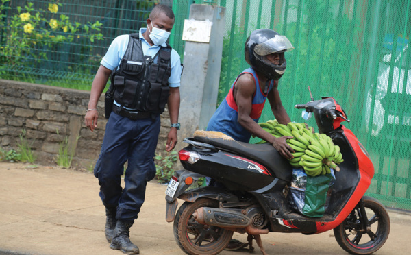 A Mayotte, des habitants bloquent les routes pour protester contre la violence