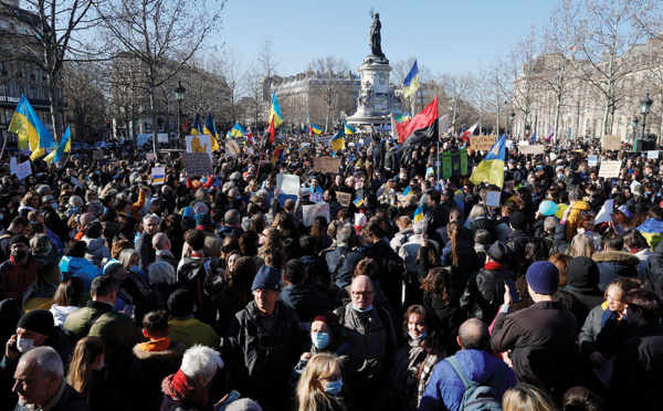 "Gloire à l'Ukraine": une marée jaune et bleue en Europe