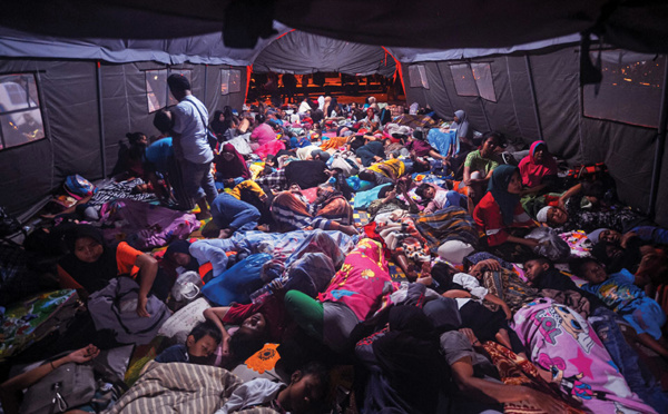 Indonésie: les sauveteurs à la recherche de disparus après un séisme meurtrier