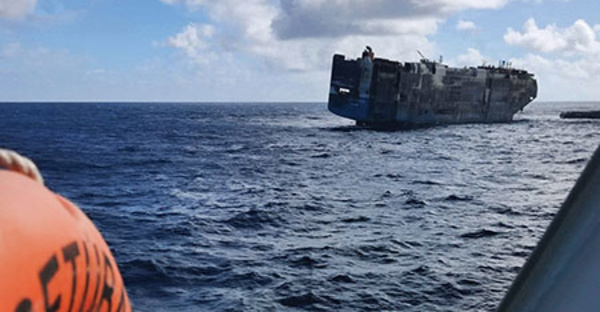 Naufrage d'un cargo de voitures de luxe qui avait pris feu aux Açores