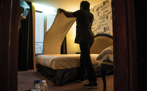 Aides à domicile, femmes de ménage: les "essentielles" dans la rue