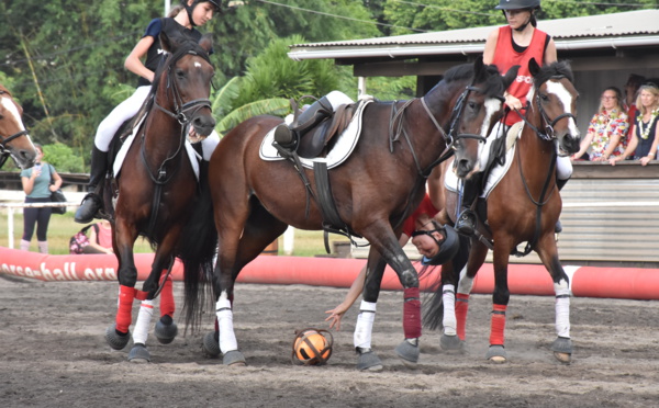 Le horse-ball au grand galop à l'hippodrome de Pirae