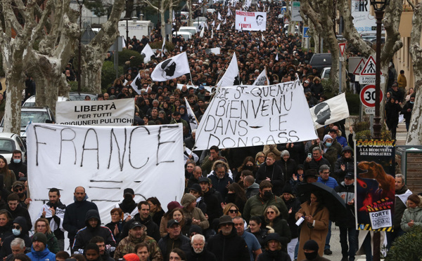 Colonna: des milliers de manifestants en Corse, l'agresseur mis en examen
