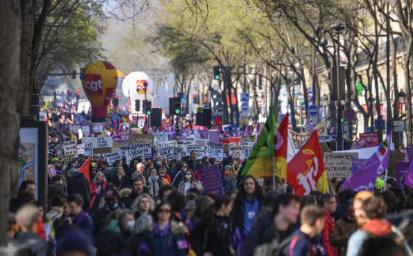 Droits des femmes: des dizaines de milliers de manifestants participent à la "déferlante pour l'égalité"