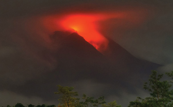 Indonésie: des centaines d'habitants évacués après une éruption du volcan Merapi
