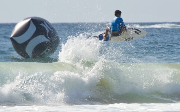 Surf junior international - Mateia Hiquily sort l'actuel N°1 lors des qualifications du Hurley Australian Open of Surfing
