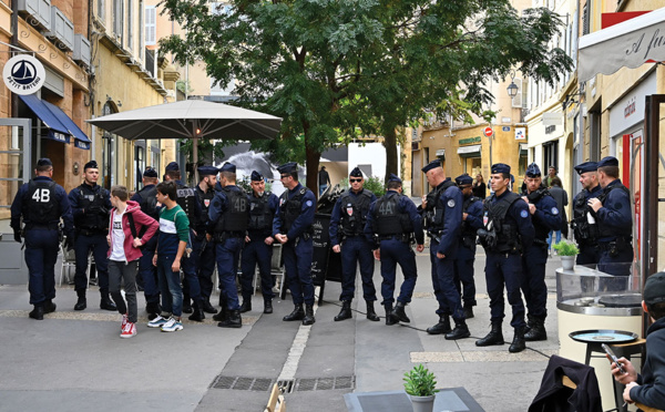 Présidentielle: Macron pris à partie sur la Corse