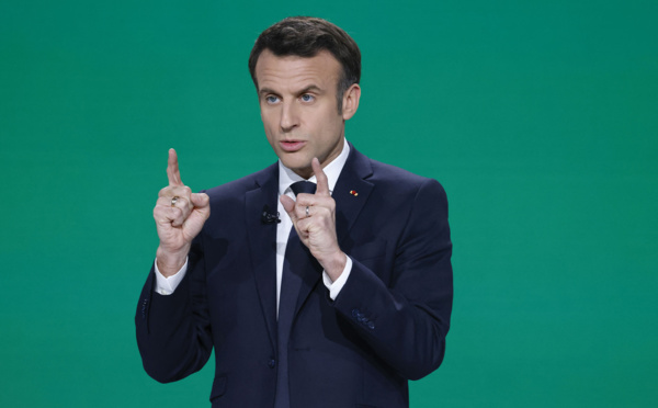 Présidentielle: Macron le candidat descend dans l'arène