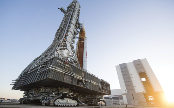 La future fusée lunaire de la Nasa fait son baptême... de l'aire