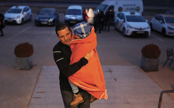 A Kiev, des enfants traumatisés après la destruction de leur école