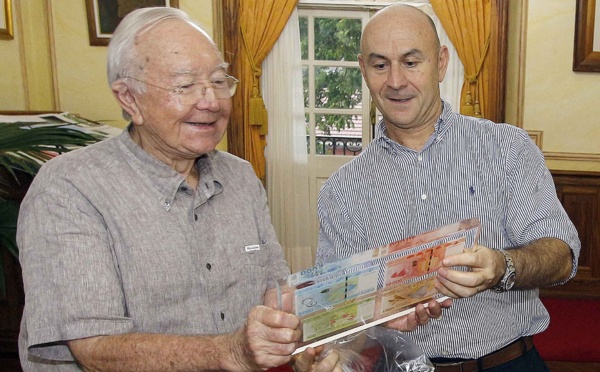 Le Président Gaston FLOSSE reçoit Philippe LA COGNATA,  Directeur de L’IEOM