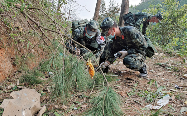 Chine: le site de l'accident d'avion passé au peigne fin