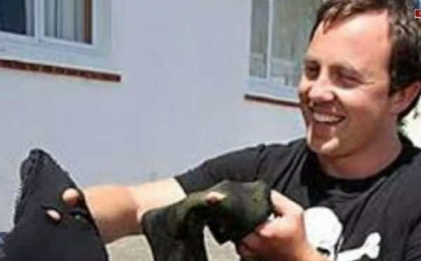 Un plongeur néo-zélandais repousse un requin au couteau et va boire une bière