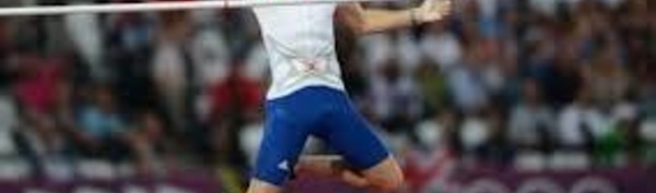Le Français Renaud Lavillenie bat le record du monde de saut à la perche en salle à 6,16 m.
