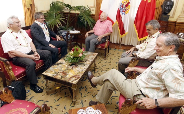 Le Président Gaston Flosse reçoit une délégation de banquiers de la BPI