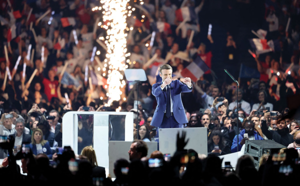 Face à la poussée Le Pen, Macron fustige les "extrémismes"