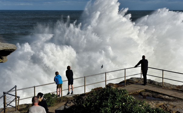 Australie: une plage de Sydney engloutie par des vagues immenses