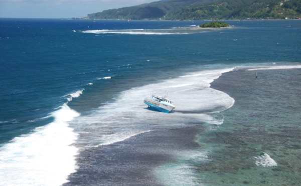 Un thonier s'échoue sur le récif de la pointe Vénus