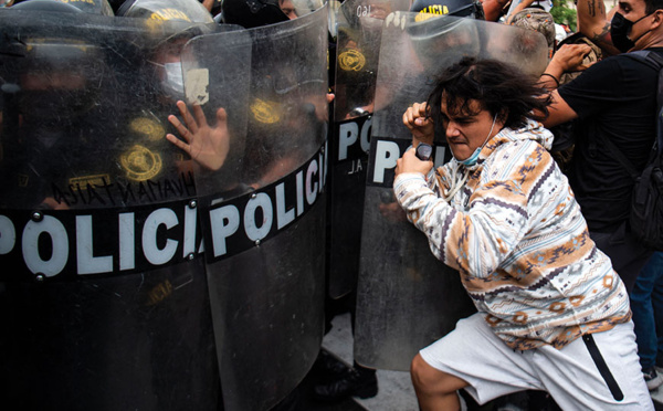 Pérou: un manifestant tué, des blessés, lors d'affrontements avec la police
