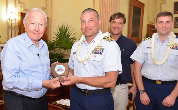 Le Président Gaston Flosse reçoit le commandant du Polar Star