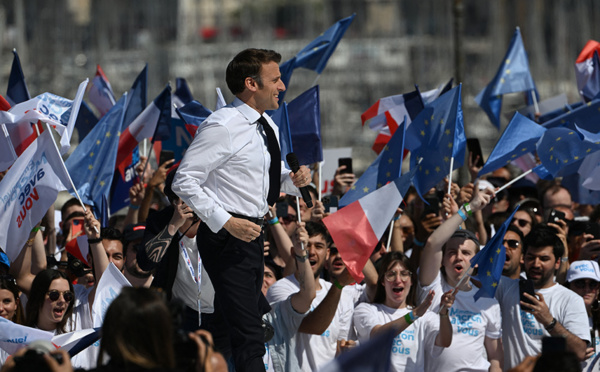 Présidentielle: Macron et Le Pen, chacun joue la carte du rassemblement