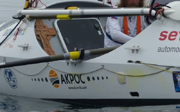 Parti du Chili, un Russe traverse actuellement la Polynésie, seul à la rame