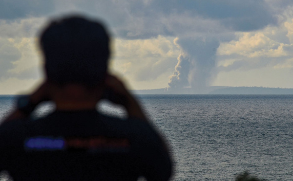 Indonésie: l'Anak Krakatoa en éruption, nuage de cendres de 3 km de haut