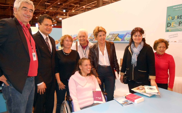 Salon du livre de Paris: Brigitte Girardin et Gérald Huioutu à la rencontre des auteurs polynésiens