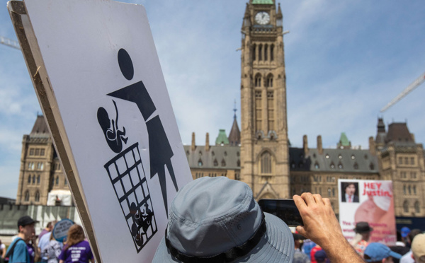 Le débat sur l'avortement ravivé au Canada