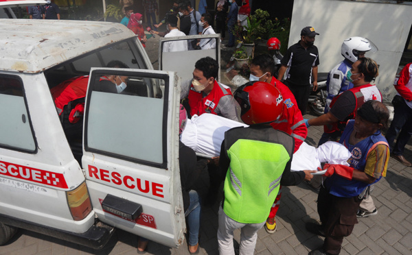 Indonésie: un bus percute un panneau publicitaire causant 14 morts