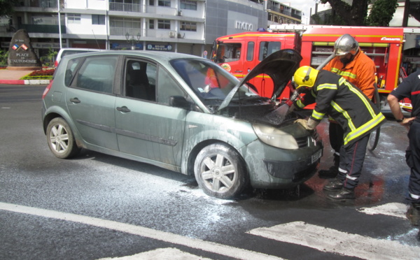 Papeete : une voiture en feu dans un rond point