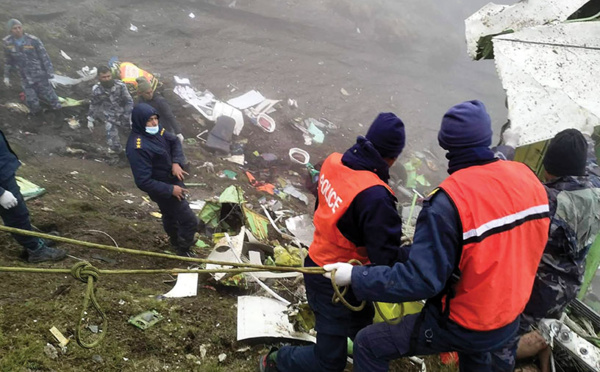Le Népal renforce les règles aériennes après le crash qui a tué 22 personnes