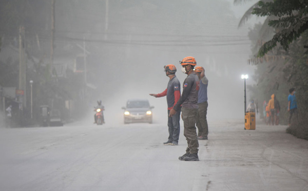 Philippines: une ville recouverte de cendres après une deuxième éruption volcanique
