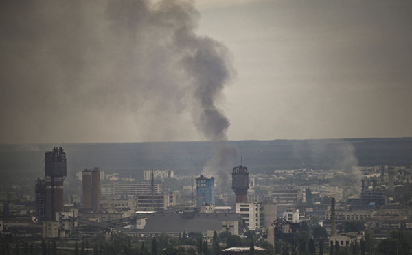 Zelensky réclame des armes modernes, Severodonetsk coupée du reste de l'Ukraine