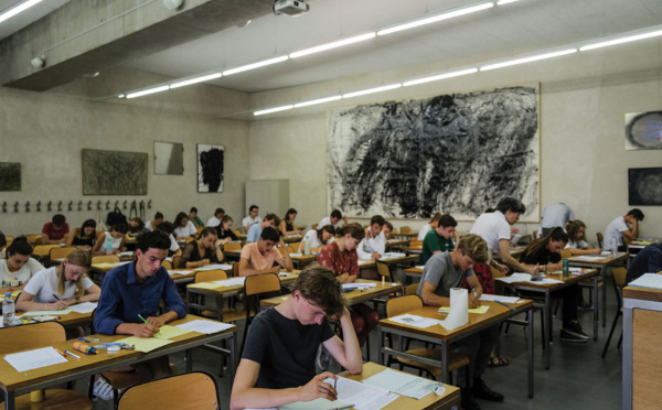 "Soulagés" après la philo, les lycéens poursuivent le bac comme prévu malgré la chaleur