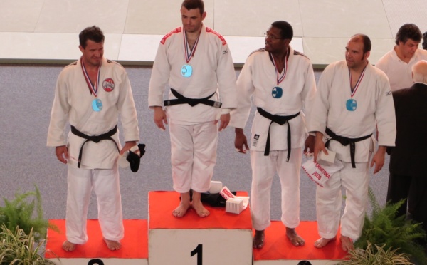 Thierry VITIELLI de l'EJJP de Moorea médaille d'argent au Tournoi Masters international de Tours en judo