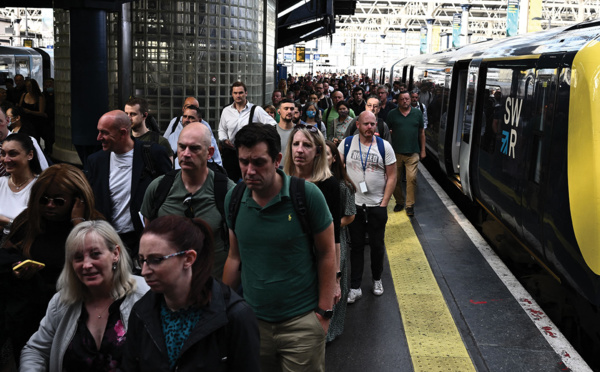 Royaume-Uni: des gares désertées pour la plus grosse grève du rail en trente ans