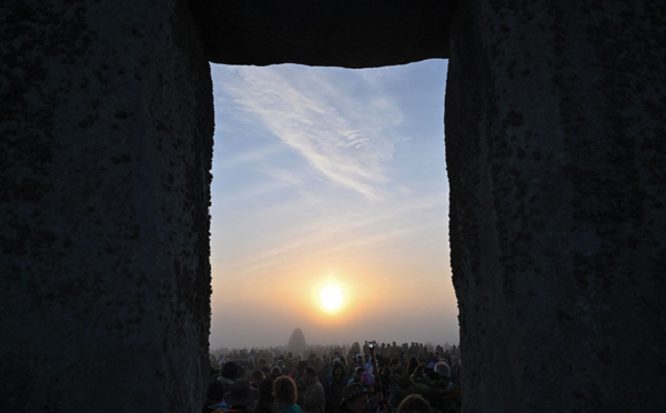 Soleil brumeux, encens et druides pour le solstice d'été à Stonehenge
