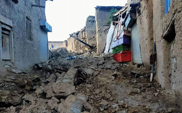 Au moins un millier de morts dans un puissant séisme en Afghanistan