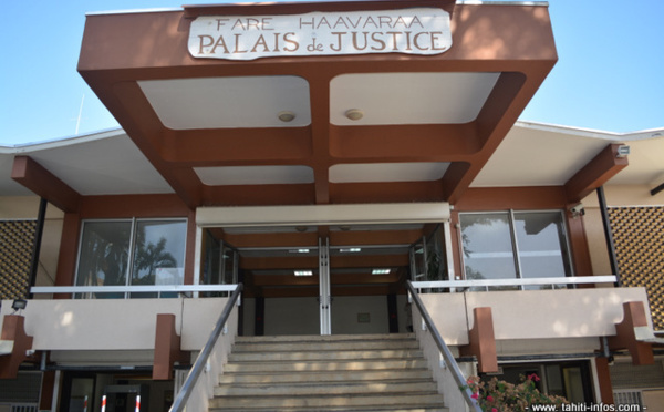 Le directeur s’enfermait dans une armoire pour mater ses employées