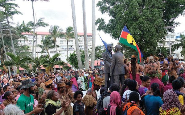 La Nouvelle-Calédonie célèbre Tjibaou et Lafleur et leur poignée de main immortalisée