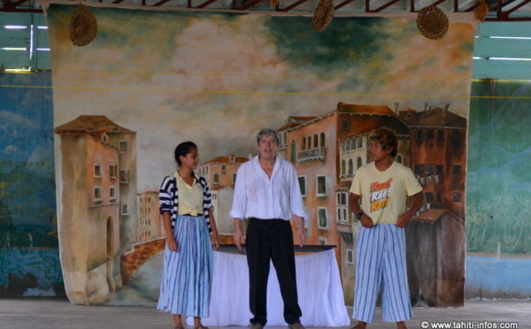 La commedia dell'arte enflamme les collégiens de Taunoa