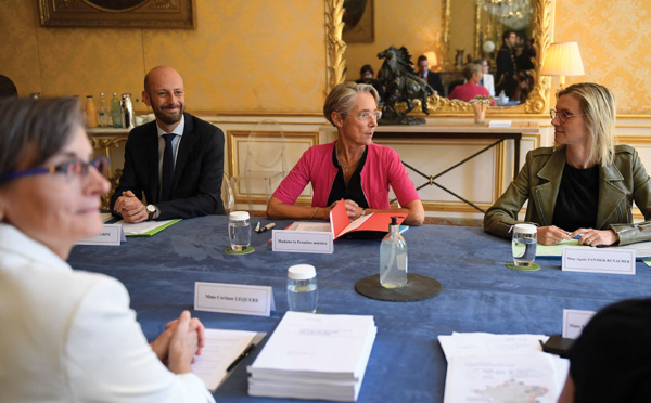 Borne dévoile son projet sans vote, au risque d'enflammer les débats