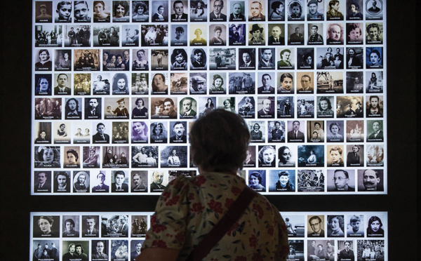 Macron appelle à "ne rien céder" à l'antisémitisme "rampant"