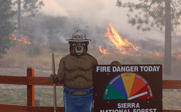 Un violent incendie continue de s'étendre en Californie, des milliers d'évacués