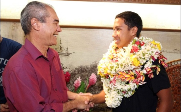 Le champion de stand up paddlePoenaiki RAIOHA  accueilli par Michel Leboucher