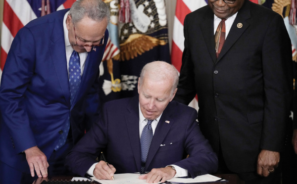 Biden promulgue une réforme majeure sur le climat et la santé