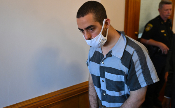 Inculpé par un grand jury, le suspect de l'attaque contre Rushdie plaide non coupable