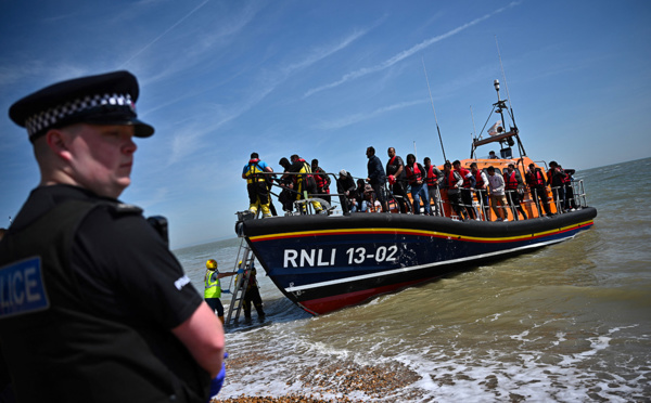 GB: plus de 1.300 traversées illégales de la Manche en une journée, du jamais vu